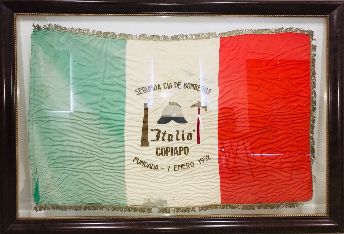 Bandera histórica tricolor de la Segunda Compañía, con la inscripción fundada 7 enero 1952